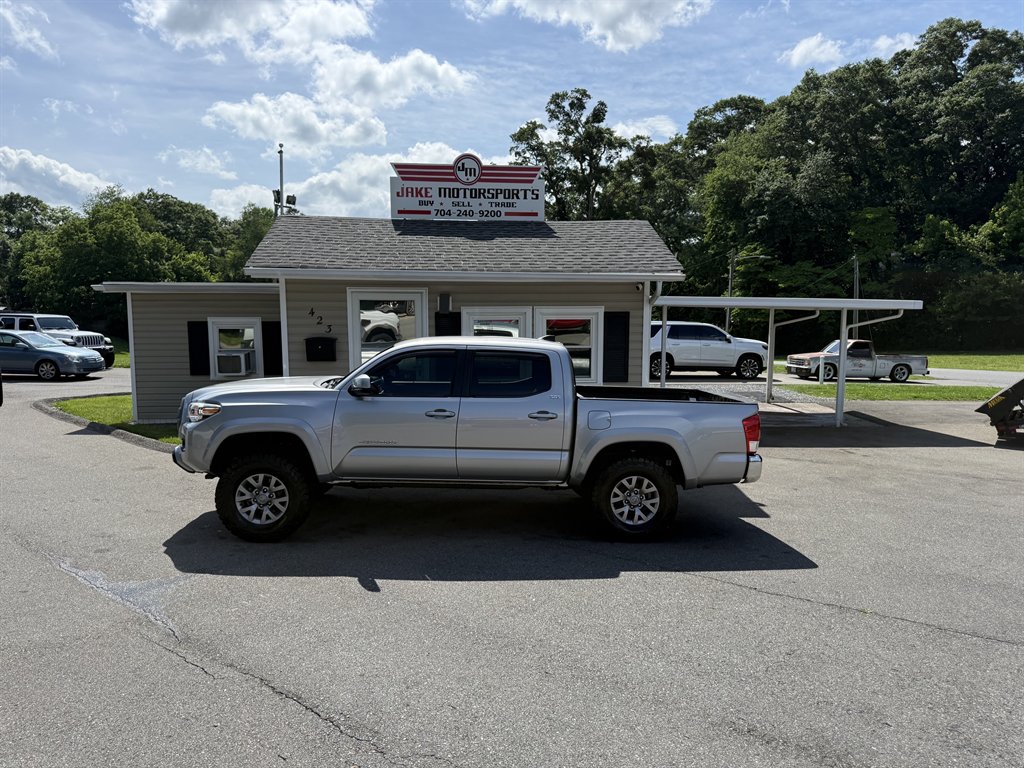 2017 Toyota Tacoma SR5 Double Cab 4x2 V6 Auto Short Bed's photo